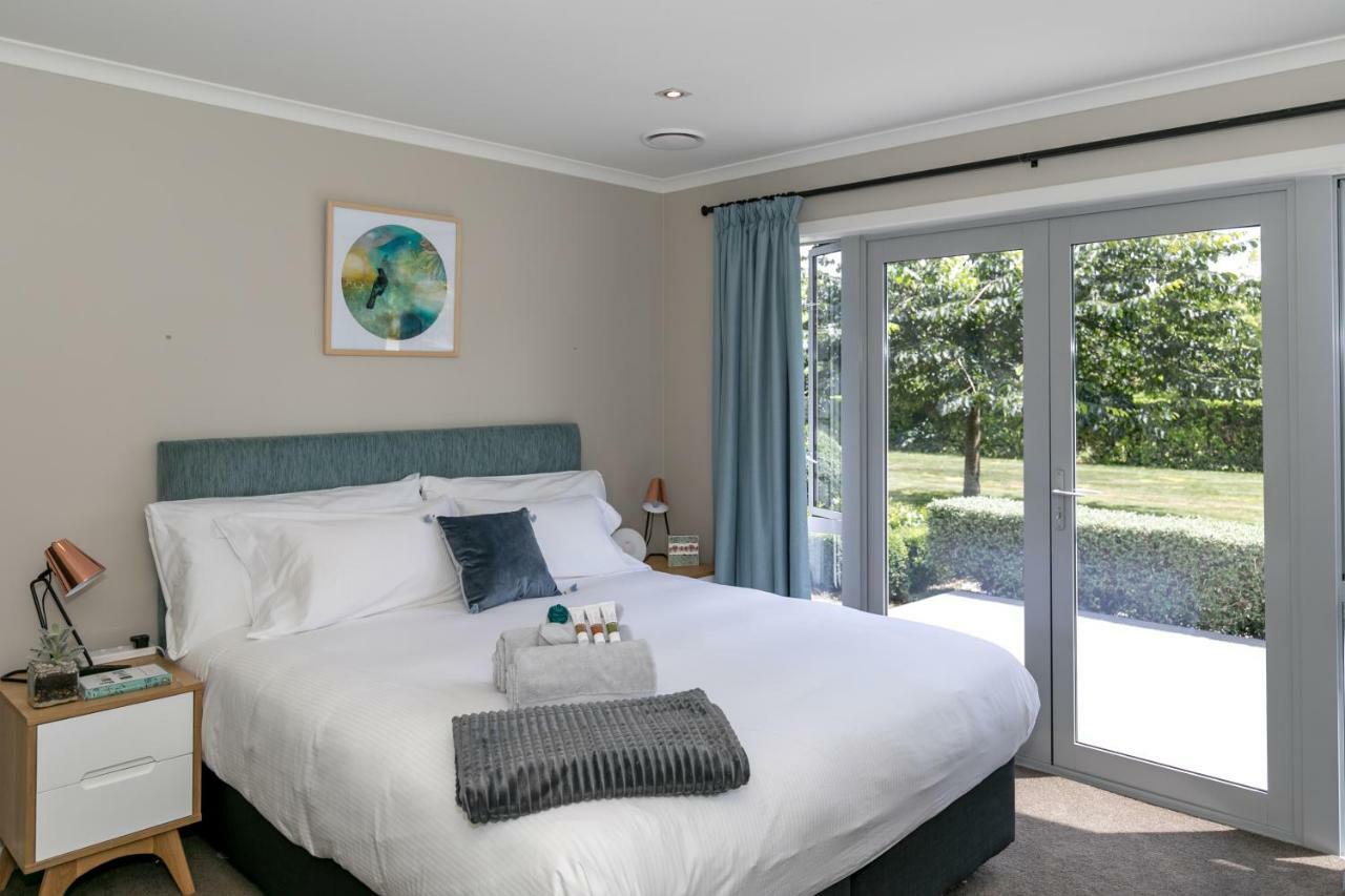 Spacious Modern Two-Bedroom Apartment Hamilton Bagian luar foto