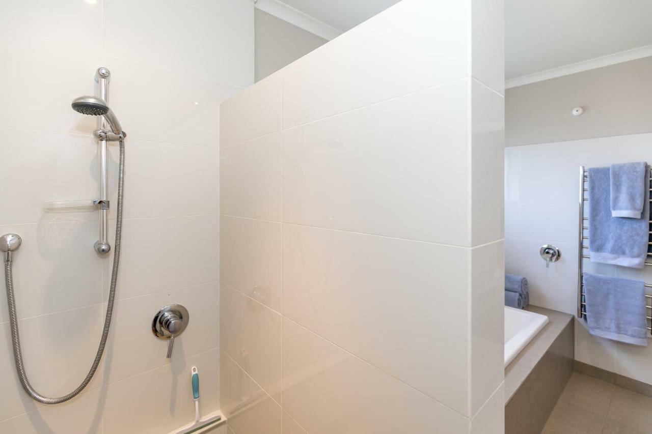 Spacious Modern Two-Bedroom Apartment Hamilton Bagian luar foto